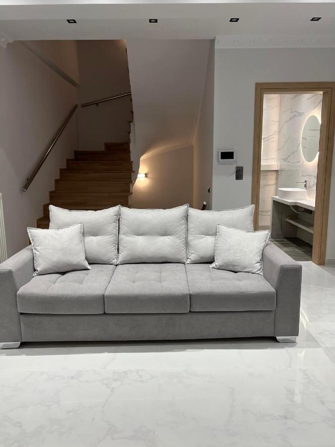 Kontis' Deluxe Furnished Apartment Лоутраки Экстерьер фото