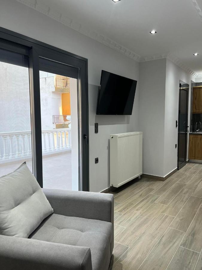 Kontis' Deluxe Furnished Apartment Лоутраки Экстерьер фото