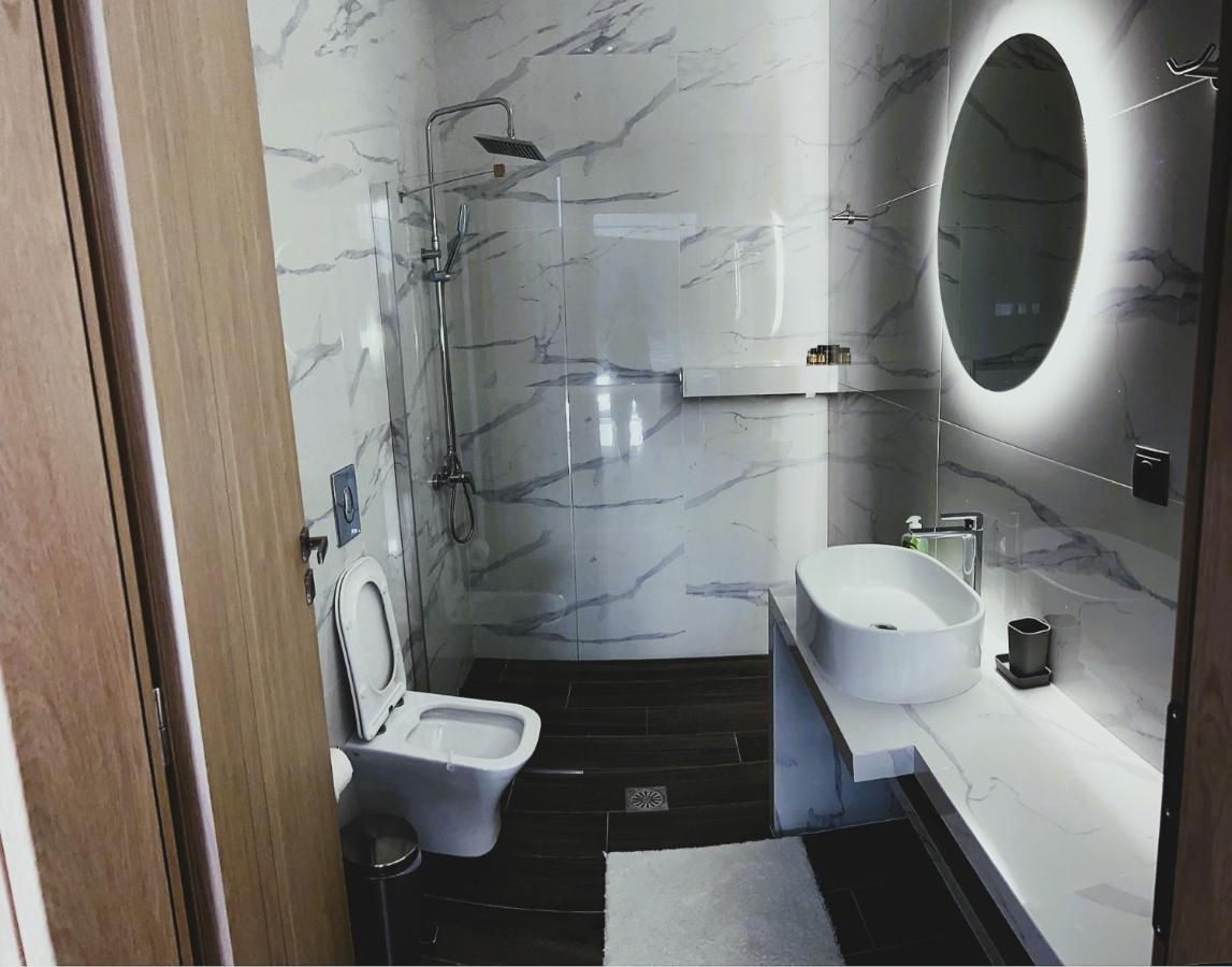 Kontis' Deluxe Furnished Apartment Лоутраки Экстерьер фото
