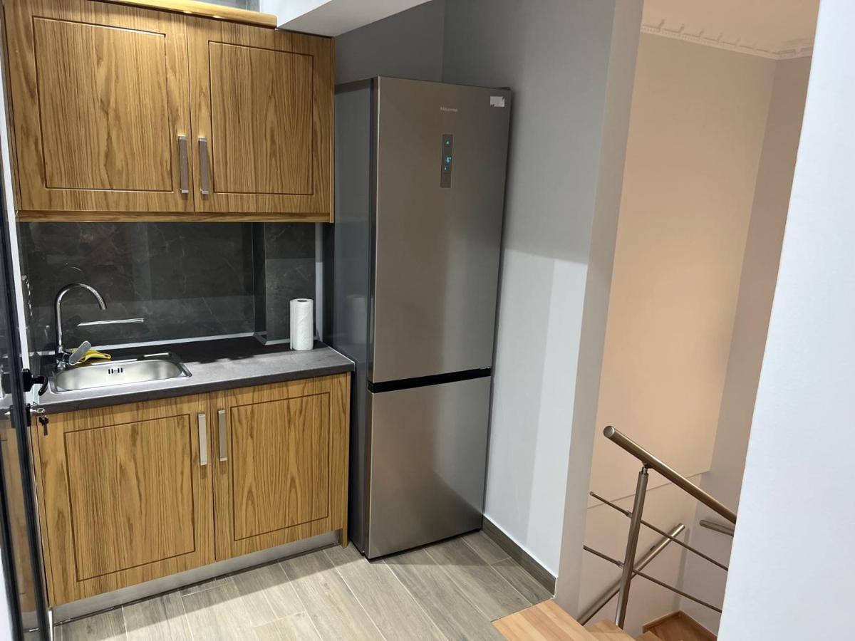 Kontis' Deluxe Furnished Apartment Лоутраки Экстерьер фото