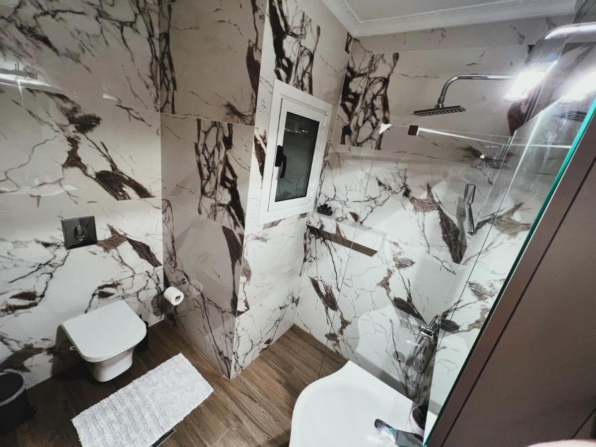 Kontis' Deluxe Furnished Apartment Лоутраки Экстерьер фото