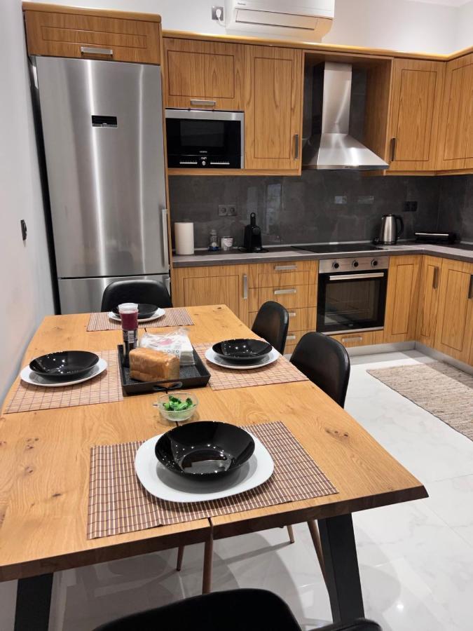 Kontis' Deluxe Furnished Apartment Лоутраки Экстерьер фото