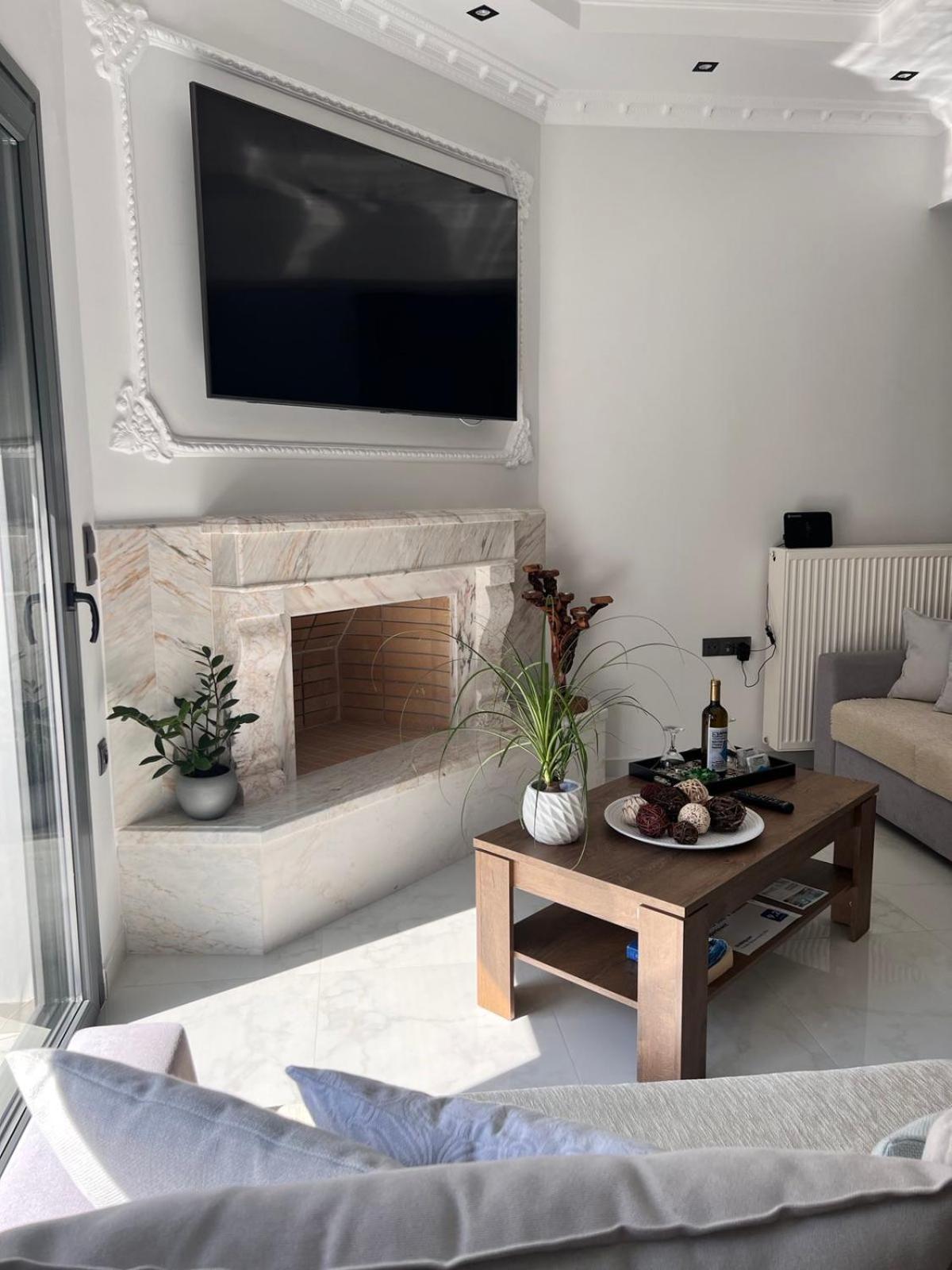 Kontis' Deluxe Furnished Apartment Лоутраки Экстерьер фото