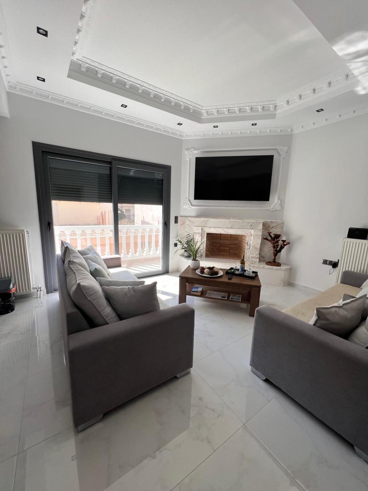 Kontis' Deluxe Furnished Apartment Лоутраки Экстерьер фото