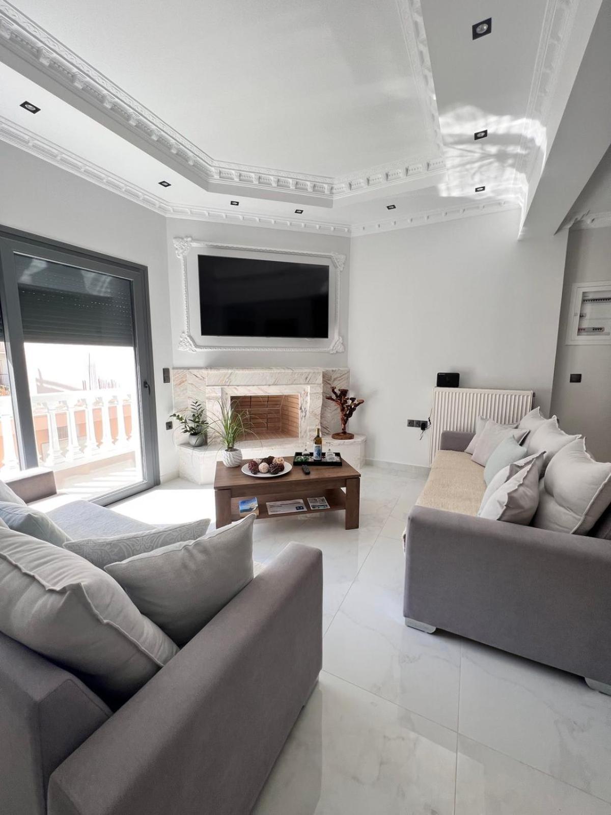Kontis' Deluxe Furnished Apartment Лоутраки Экстерьер фото