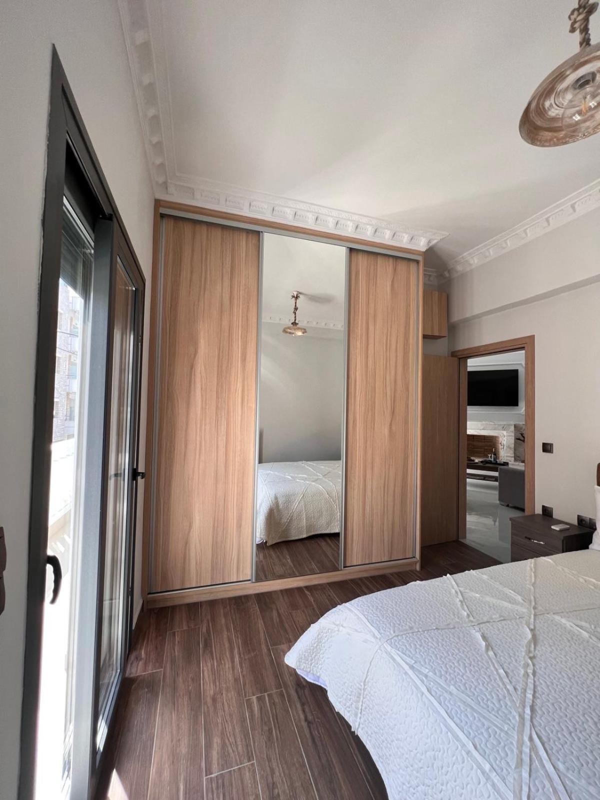 Kontis' Deluxe Furnished Apartment Лоутраки Экстерьер фото
