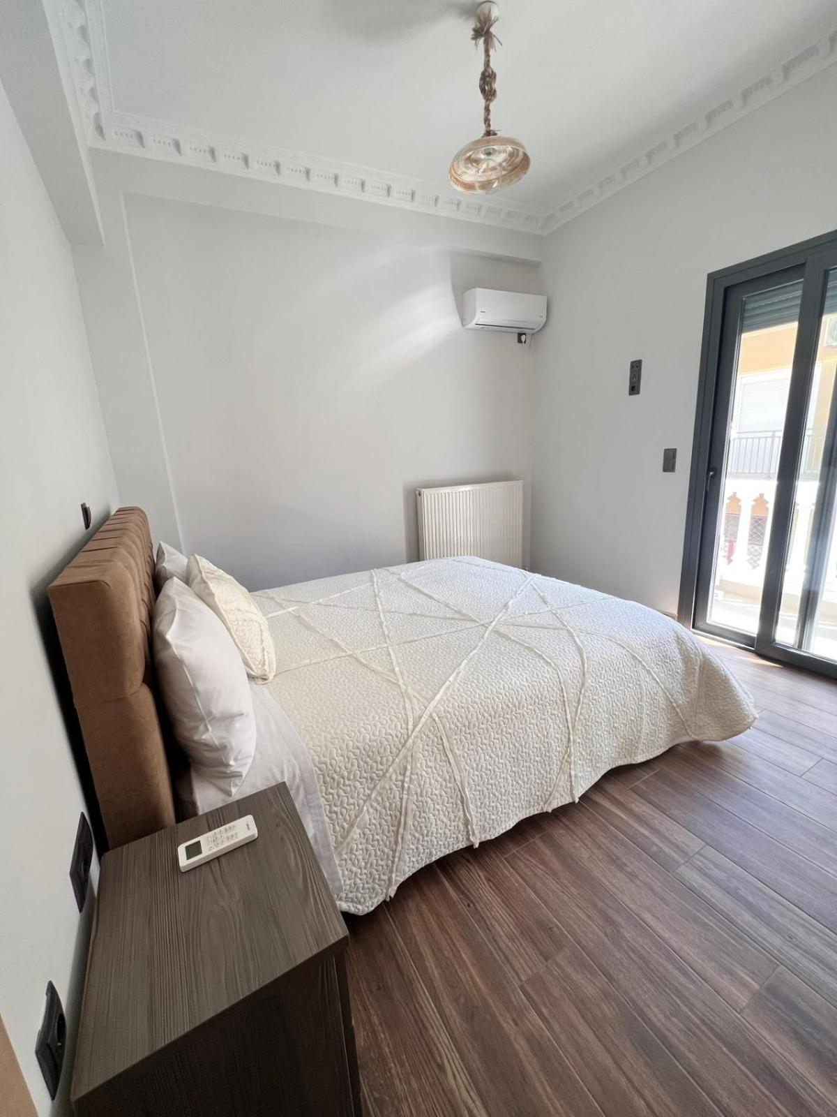 Kontis' Deluxe Furnished Apartment Лоутраки Экстерьер фото