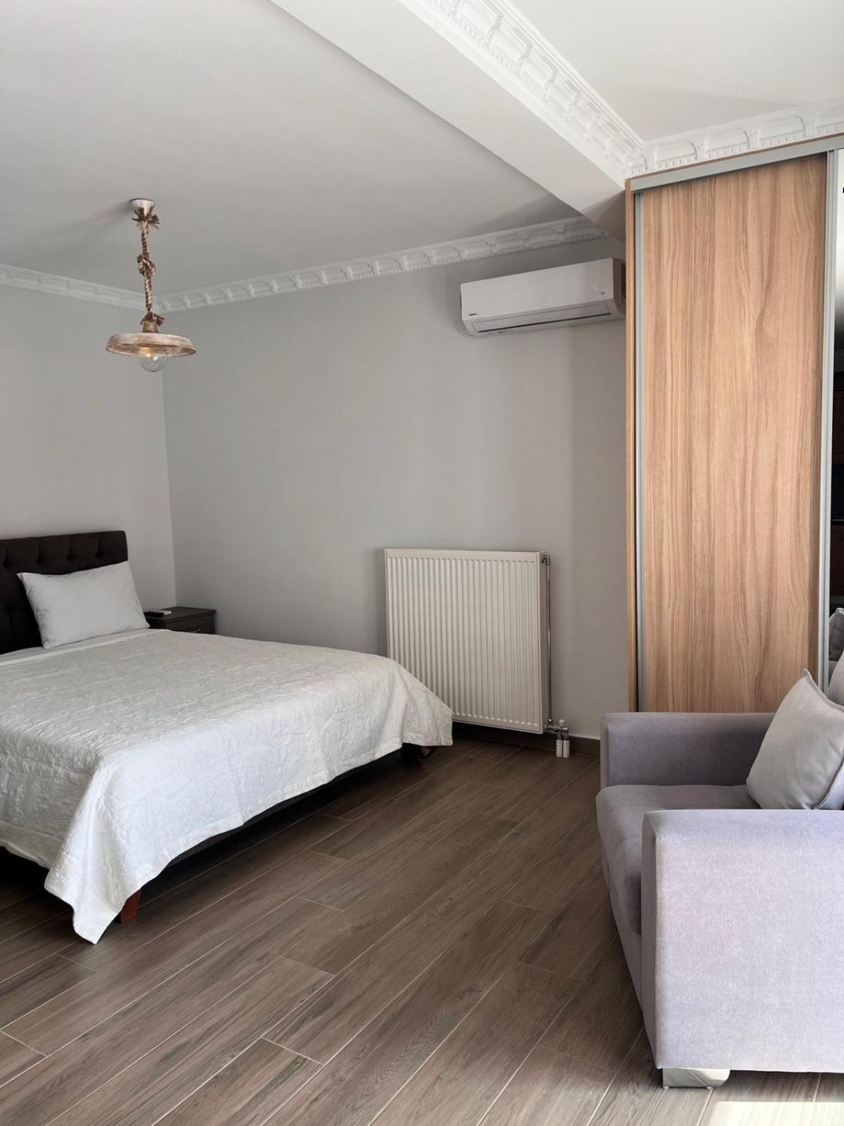 Kontis' Deluxe Furnished Apartment Лоутраки Экстерьер фото