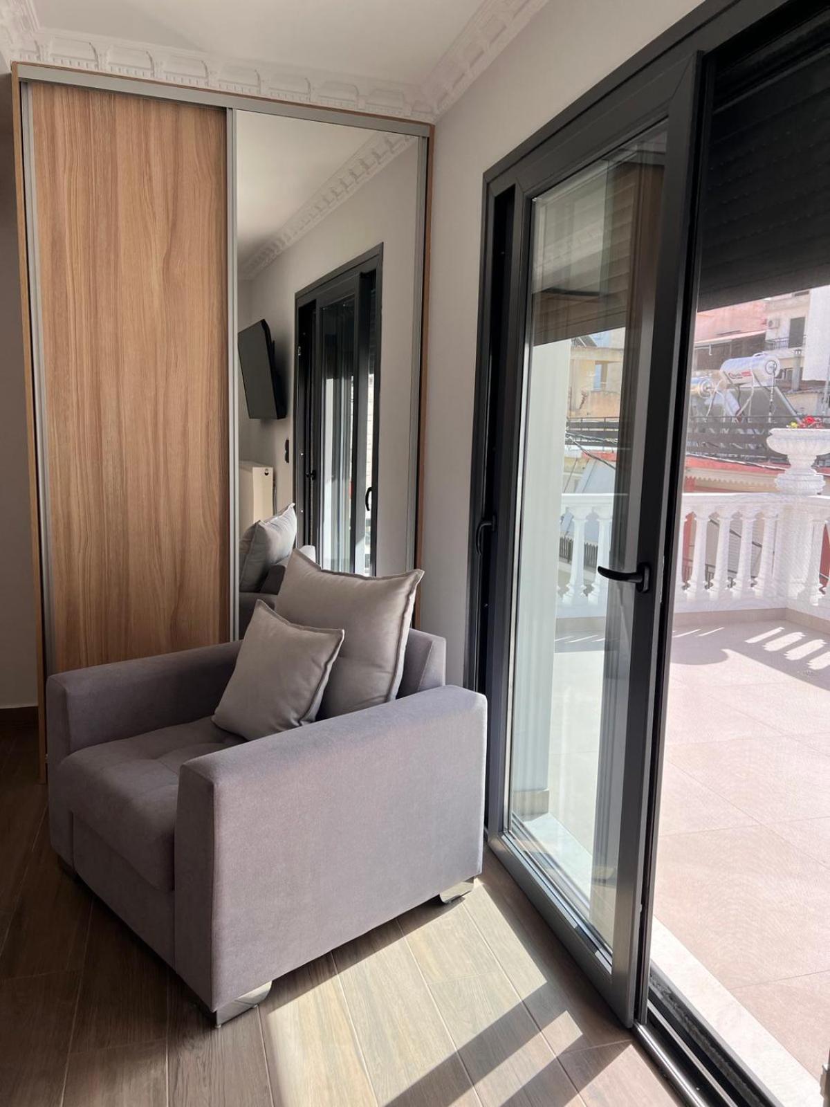 Kontis' Deluxe Furnished Apartment Лоутраки Экстерьер фото