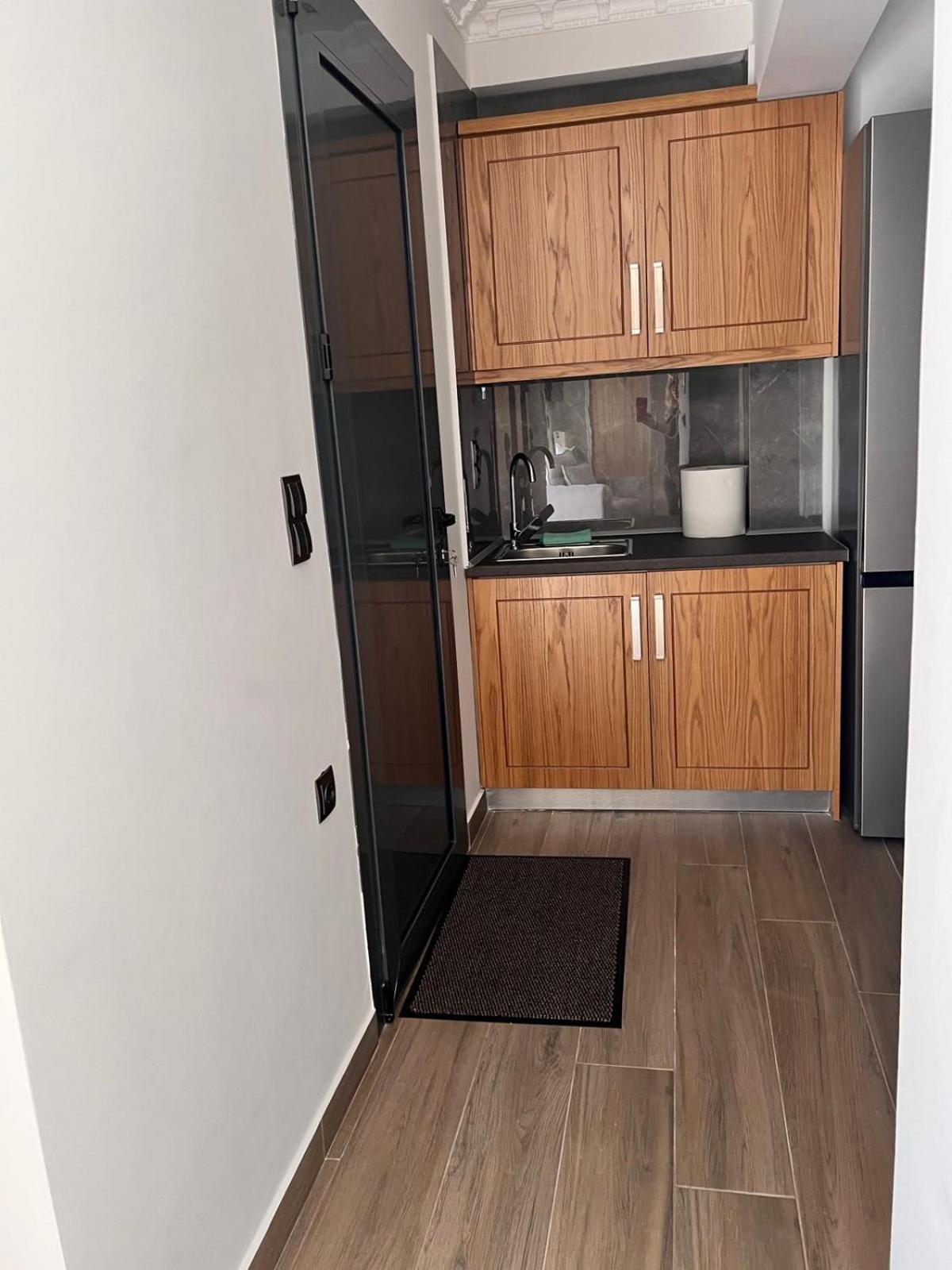 Kontis' Deluxe Furnished Apartment Лоутраки Экстерьер фото
