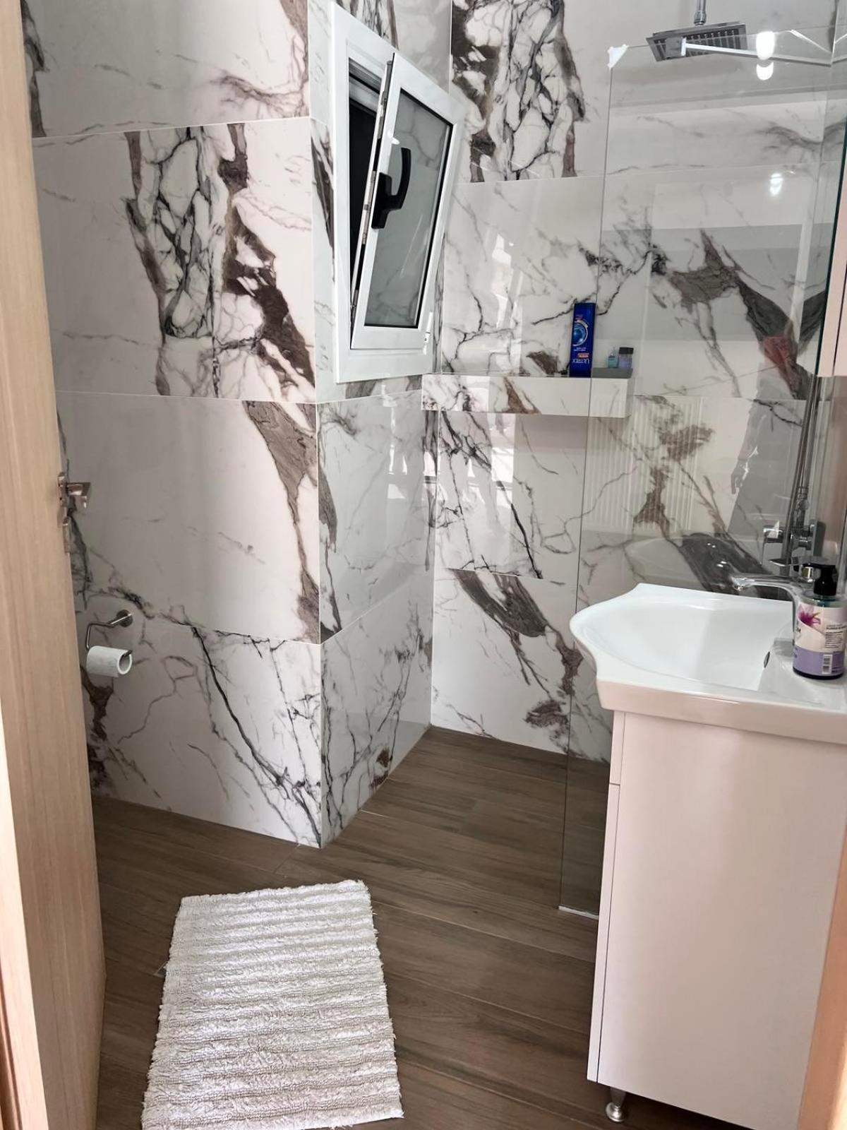 Kontis' Deluxe Furnished Apartment Лоутраки Экстерьер фото