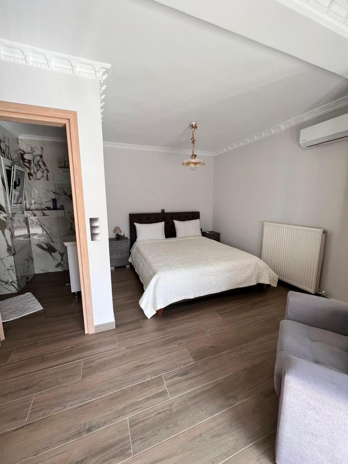 Kontis' Deluxe Furnished Apartment Лоутраки Экстерьер фото
