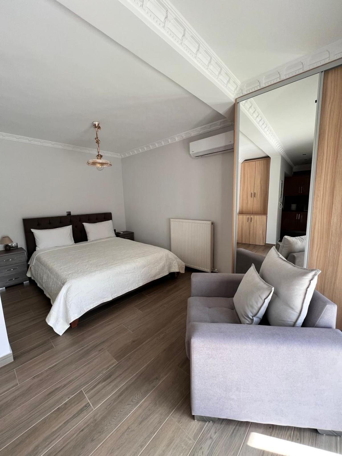 Kontis' Deluxe Furnished Apartment Лоутраки Экстерьер фото