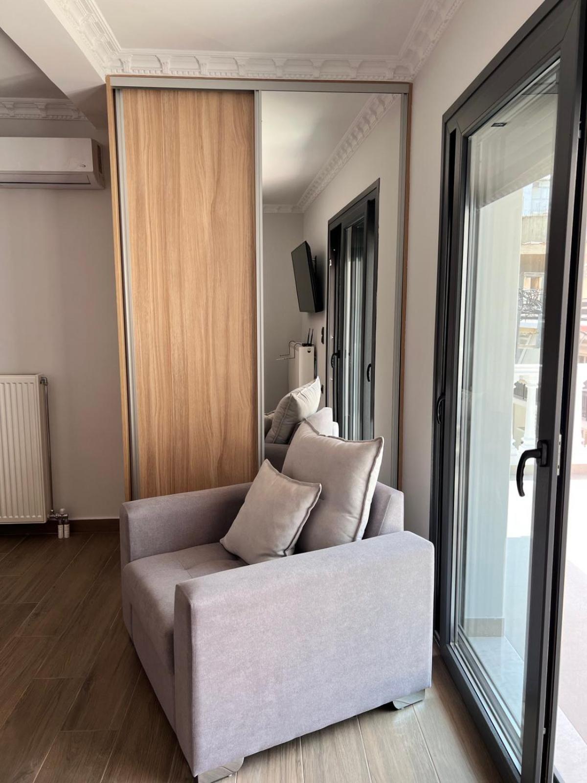 Kontis' Deluxe Furnished Apartment Лоутраки Экстерьер фото